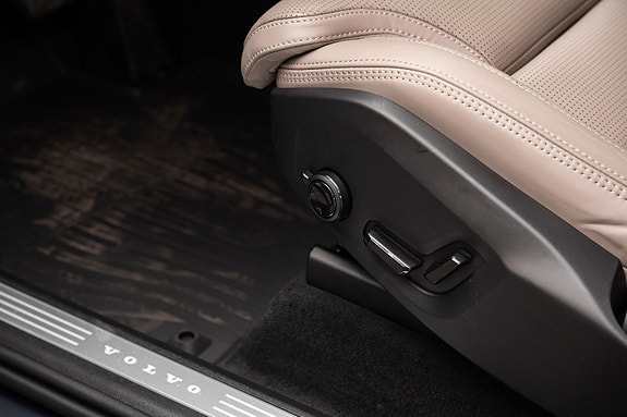 Volvo XC90 18 of 28