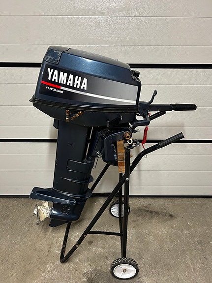 Yamaha 25 hk autolube lang stamme med både Rorkult og kit for kontrollboks