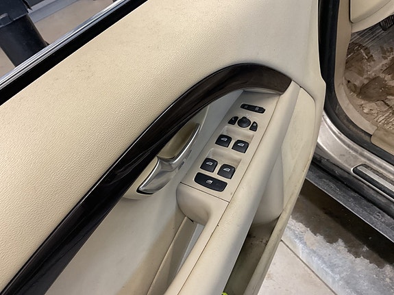 Volvo XC70 11 of 30