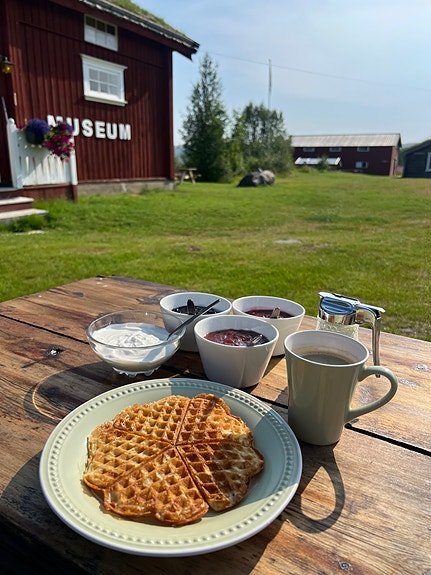 Deanu Musea serverer nystekte vafler