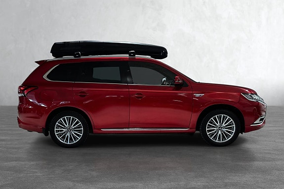 Sideprofil med elegant takboks og robuste, komfortable detaljer.