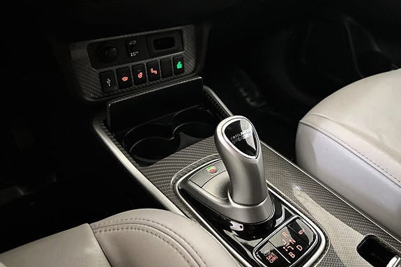 Sporty girspak omgitt av elegant skinn og moderne knapper.