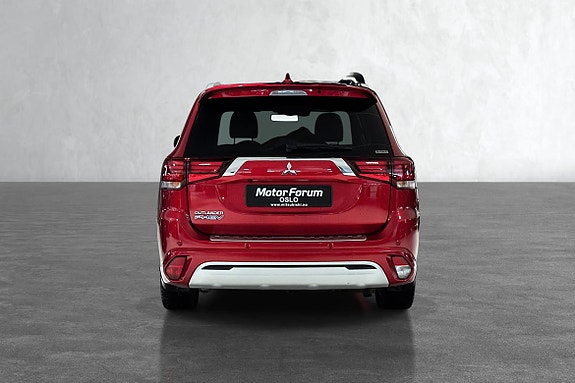 Moderne baklys og romslig bagasjerom for hele familien.