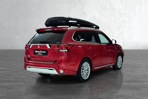 Bakenden viser elektrisk bakluke og stilren design.