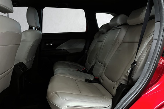 Lys skinninteriør bak med Isofix-fester og god plass.