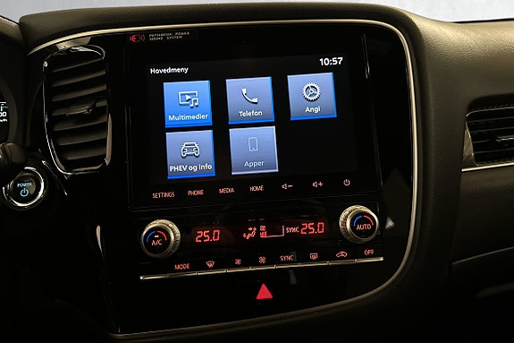 Intuitivt infotainsystem med navigasjon, multimedia og smarttelefonintegrasjon.
