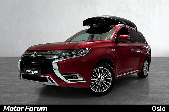 Flott Outlander med skiboks og stilrene 4x4-kromdetaljer foran.