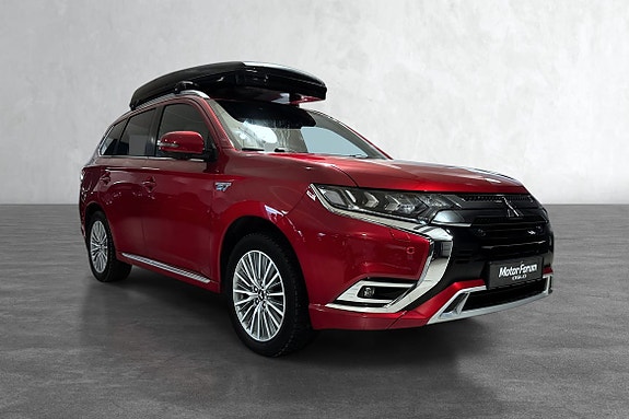 SUV i showroom med praktisk takboks for ekstra utstyr.