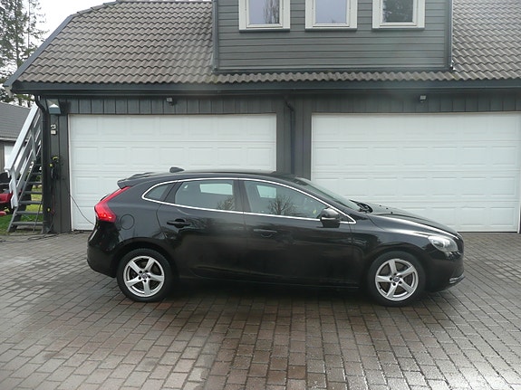 Volvo V40 2 of 5