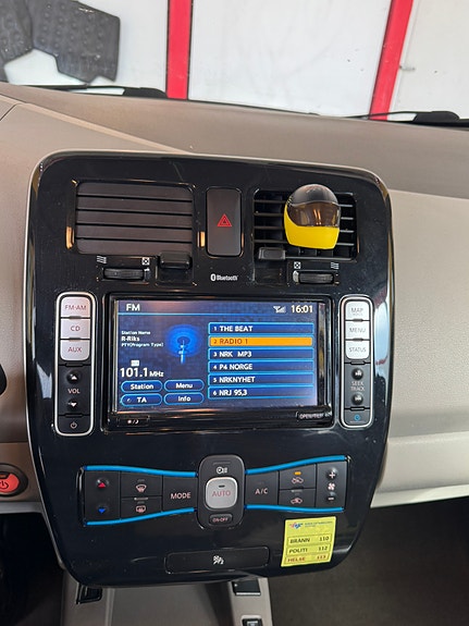 Nissan Leaf 3 of 6
