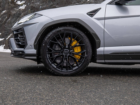 Lamborghini Urus 24 of 30