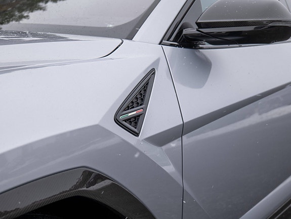 Lamborghini Urus 5 of 5