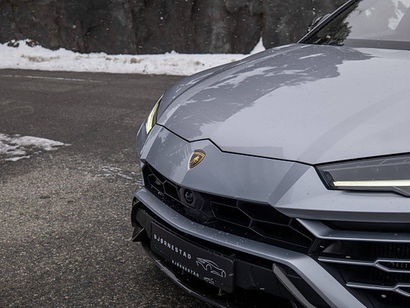 Lamborghini Urus 2 of 5