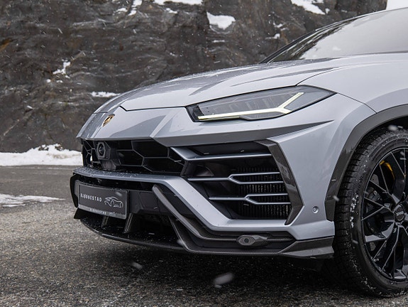 Lamborghini Urus 3 of 5