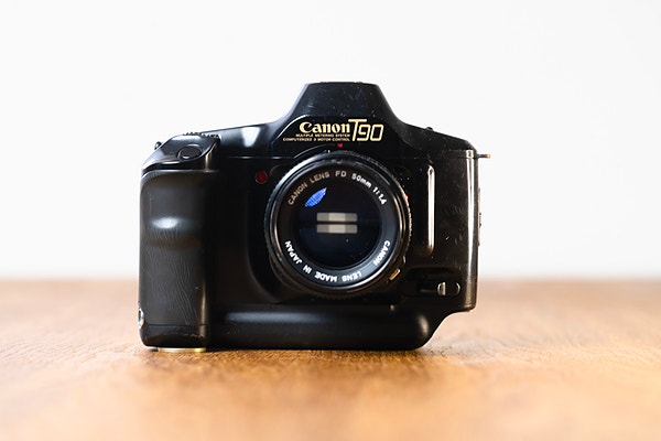 Canon T90 analogt kamera med Canon FD 50mm 1:1.4 normalobjektiv selges.