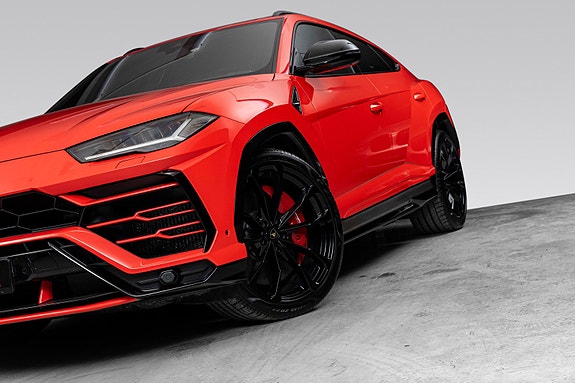 Lamborghini Urus 3 of 5