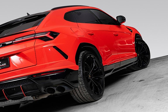 Lamborghini Urus 4 of 5