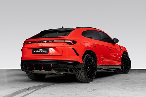 Lamborghini Urus 2 of 5