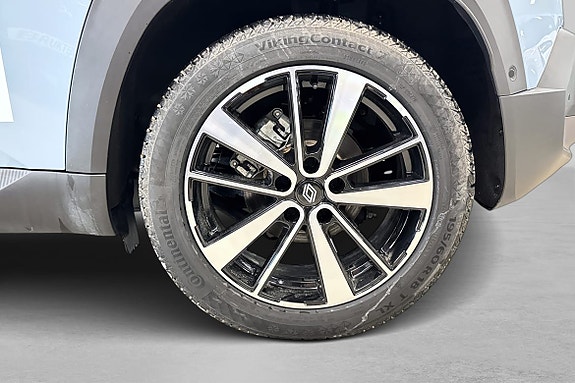 Detaljert bilde av lettmetallfelg gir sporty estetikk.