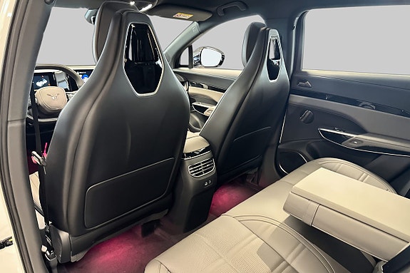 Kveldsstemning med premium ambient lighting og romslig baksete.
