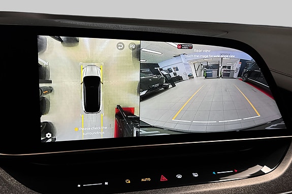 Parkering gjøres enkelt med 360-kamera og automatisk assistanse.