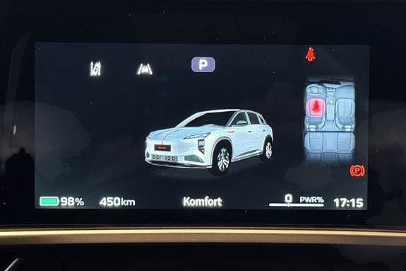 Infotainmentskjerm viser kjørestatus med batteri og rekkevidde.
