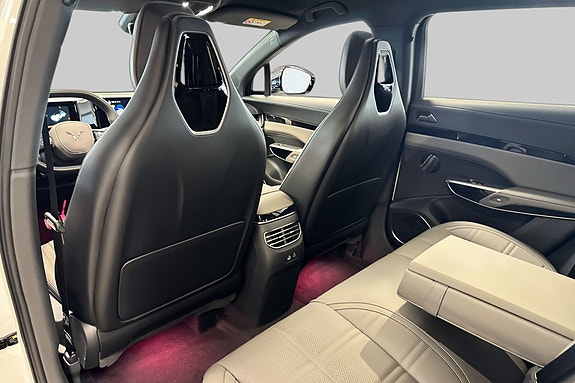 premium ambient lighting og romslig baksete.