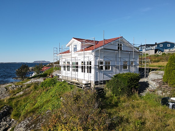 Hytte ferdig utvendig.