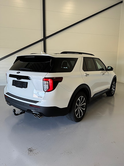 Ford Explorer 3 of 5