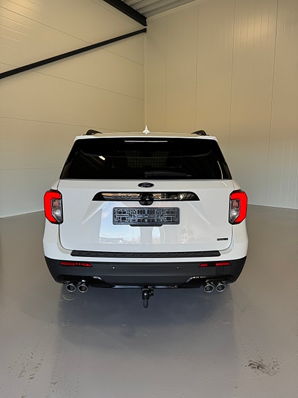 Ford Explorer 4 of 5