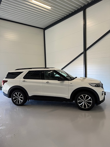 Ford Explorer 2 of 5