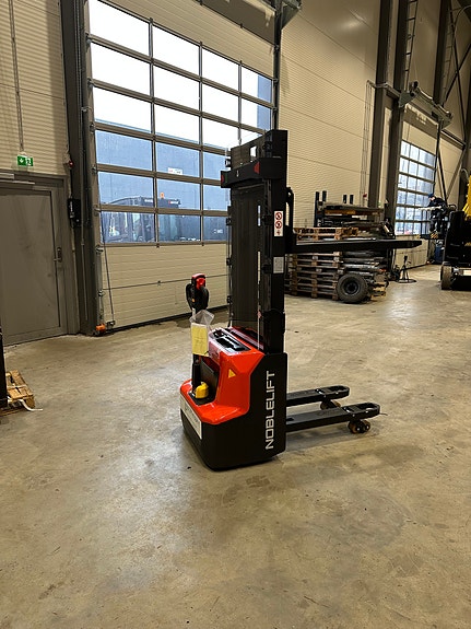Noblelift Stabler med lithium batteri, initialløft og friløft, 1300 kg kapasitet! Klar for levering