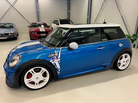 MINI Cooper S 2 of 5