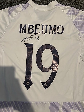 Signert Mbeumo fotballdrakt