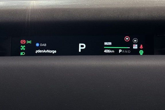 Opplysende førerdisplay med girindikator og rekkeviddeinformasjon.