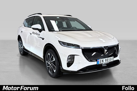 Moderne design med fremtredende grille og stilrene detaljer.