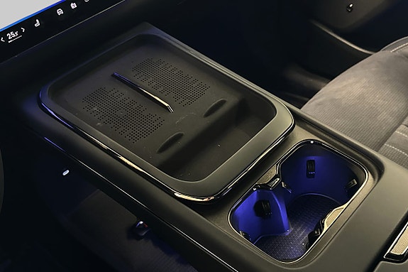 Senterkonsoll med koppestativ og stilfull ambient belysning.