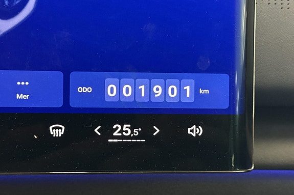 Digitalt dashbord med klar klimakontroll og kjøredata.