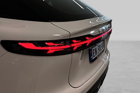 Baklys med slankt LED-design for et moderne og tydelig uttrykk.