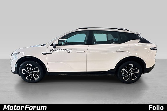 Detaljerte hjul og sideskjørt med tydelig SUV-karakter.