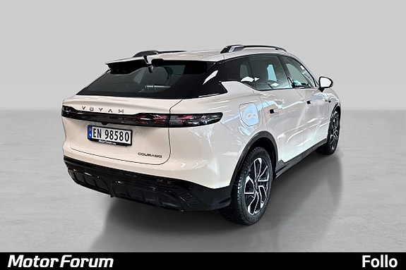 Bakpart med svart tak og karakteristiske LED-lysbånd.