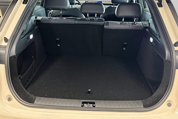 Romslig bagasjeplass med sammenleggbare bakseter for ekstra plass.