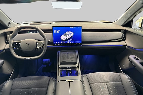 Stor infotainmentskjerm og moderne ratt for intuitiv kontroll.