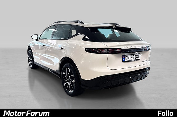 Exklusivt lysbånd og store hjul gir et sporty preg.