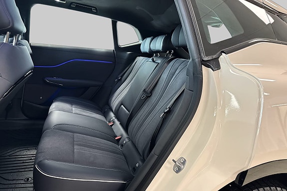 Bakseter i sort skinn med elegant og ren utførelse.