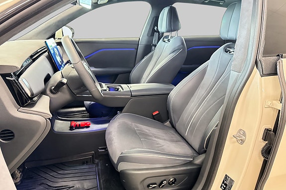 Luksuriøst interiør med digital skjerm og komfortable seter.