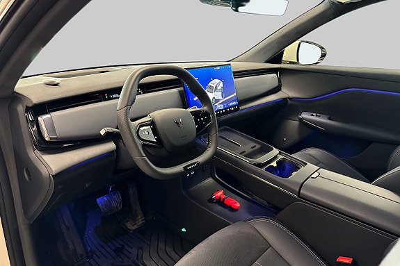 Førermiljø med 15,4” OLED-berøringsskjerm og digitalt display.