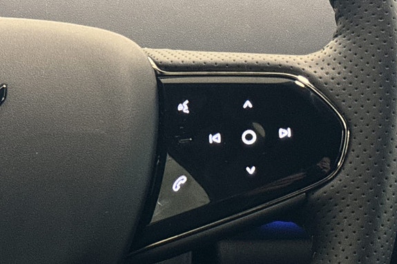 Ergonomiske rattknapper for lyd og kommunikasjon uten avbrudd.