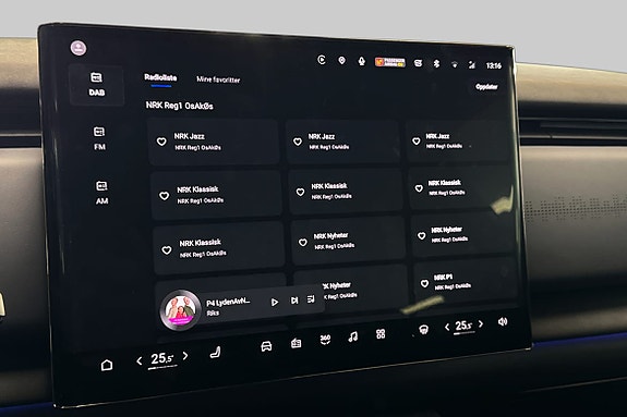 Allsidig infotainmentskjerm med medievalg og smarte innstillinger.