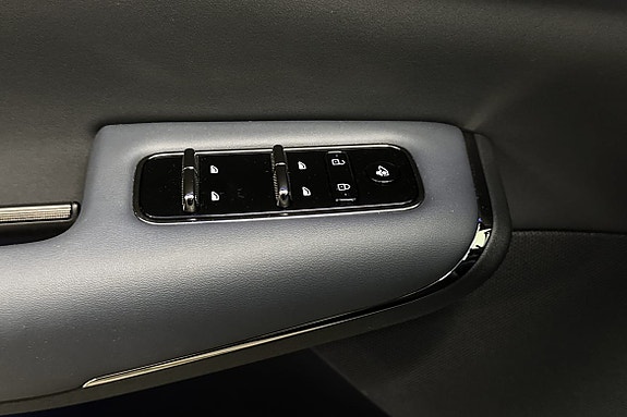 Kraftige dørhåndtak og vindusknapper i førsteklasses materialvalg.